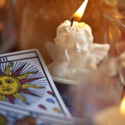 carte de tarot et bougie